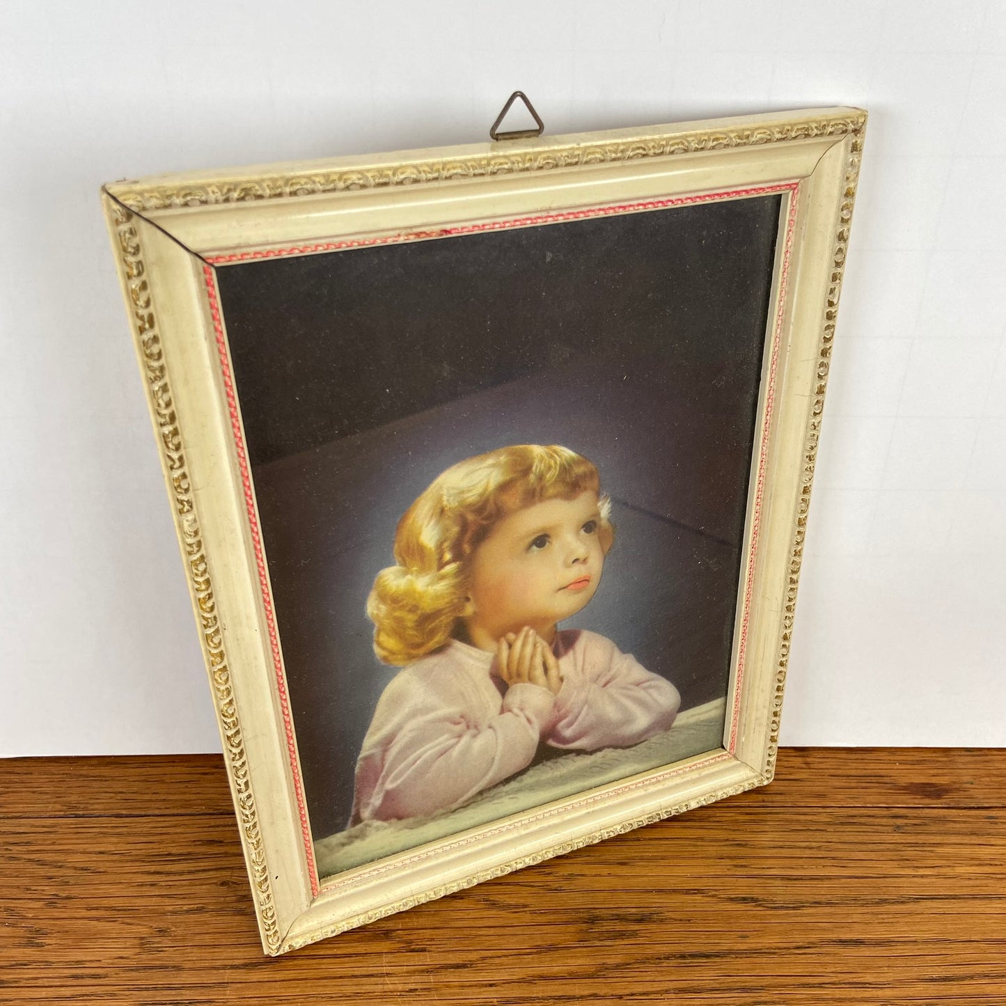 Vintage schilderijtje biddend meisje