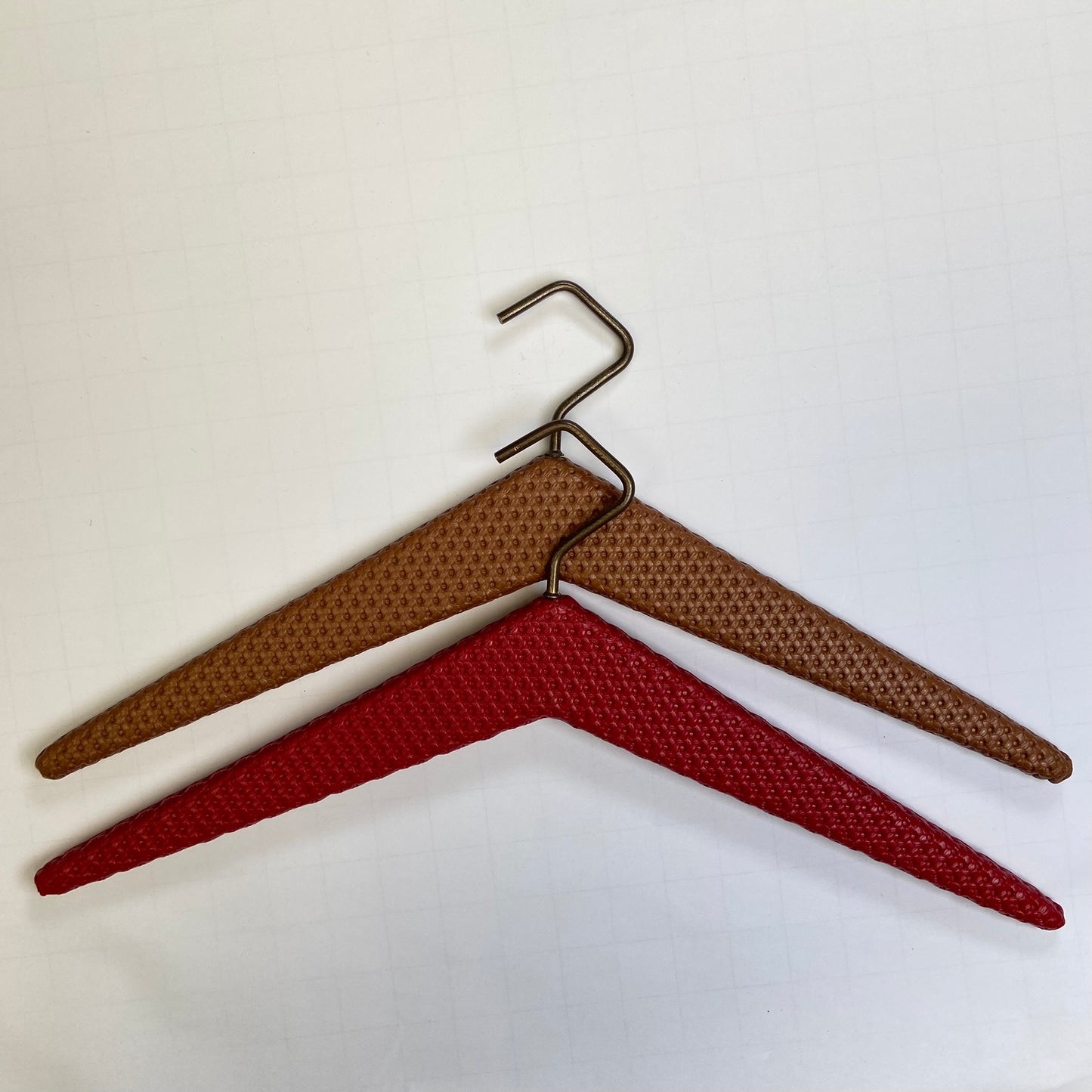 2 vintage kledinghangers rood - bruin