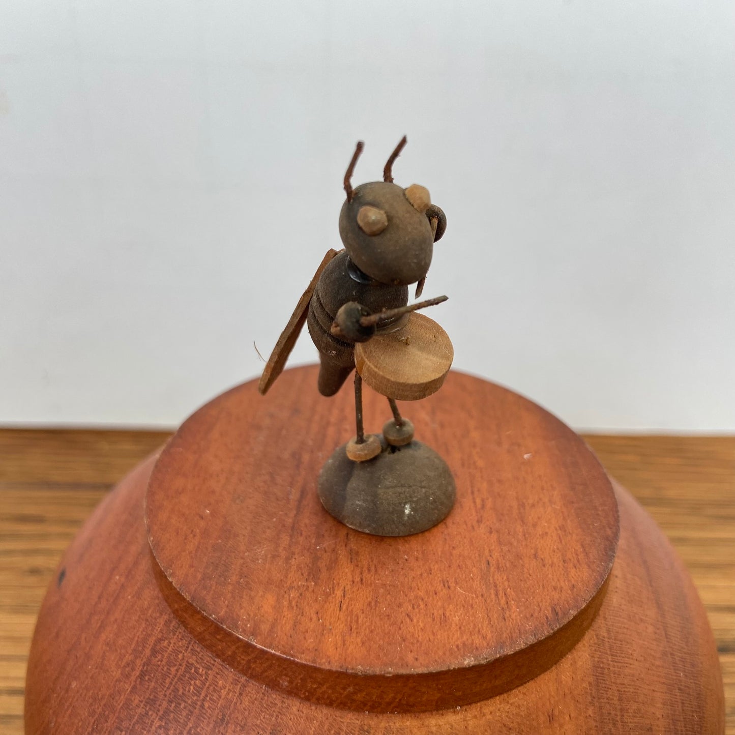 Minatuur krekel met trommel