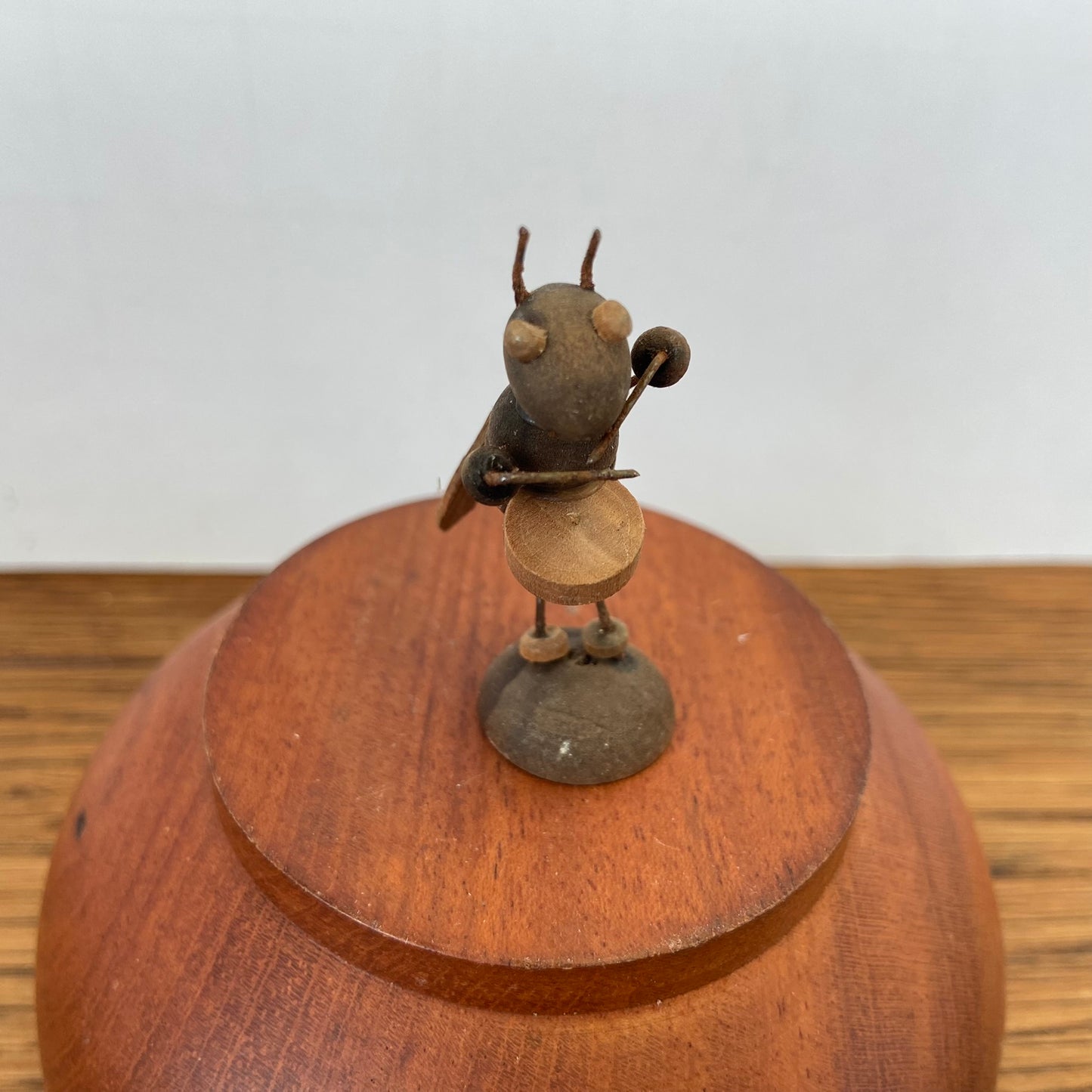 Minatuur krekel met trommel