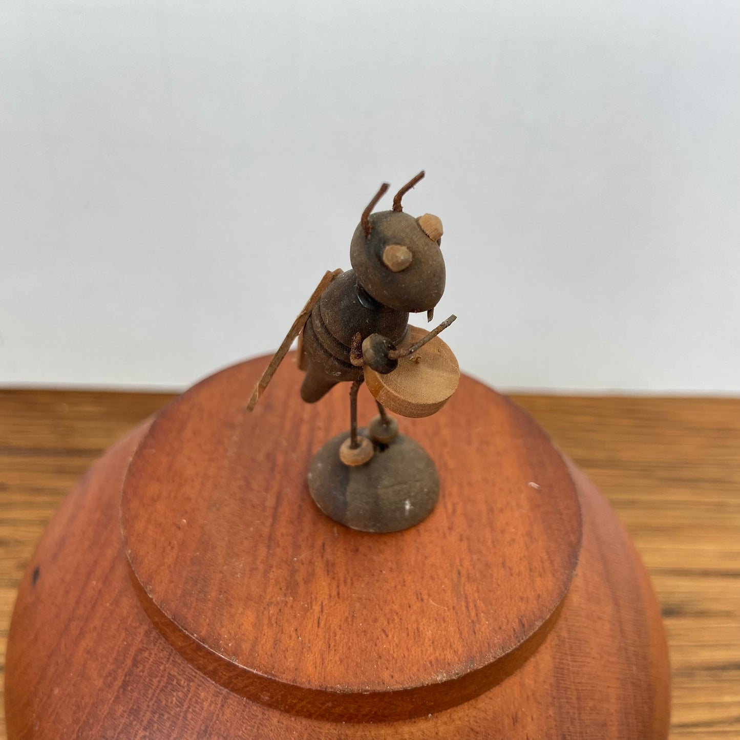 Minatuur krekel met trommel