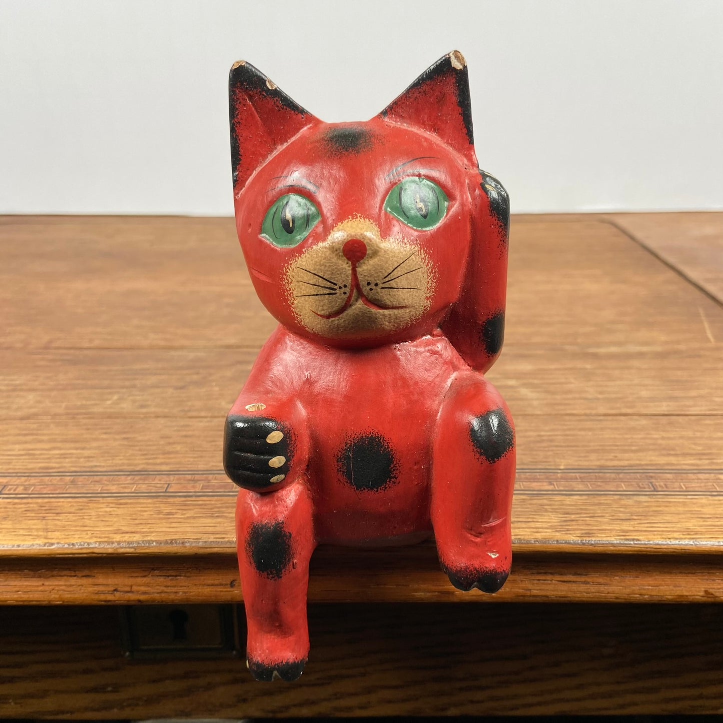 Rode zittende kat