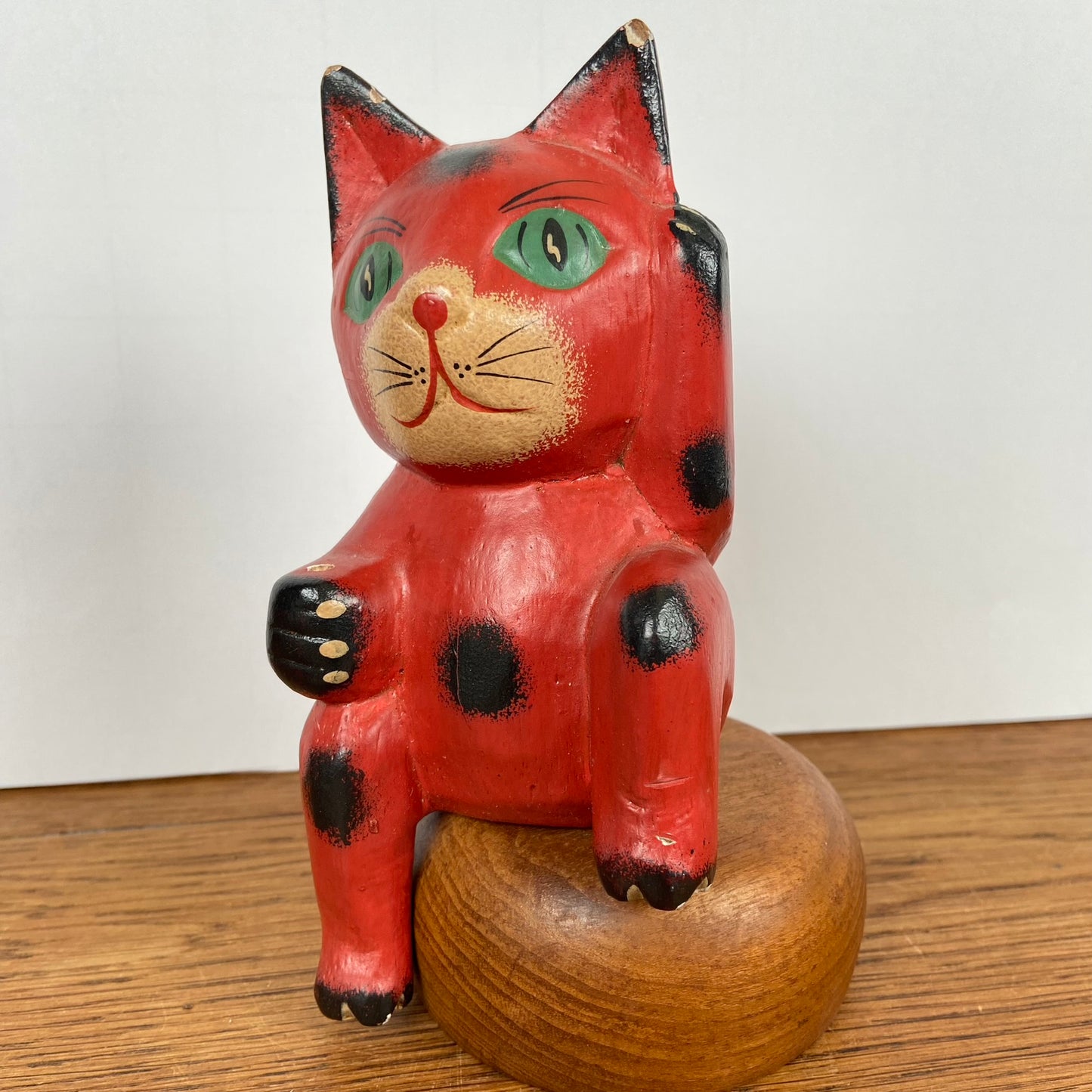 Rode zittende kat
