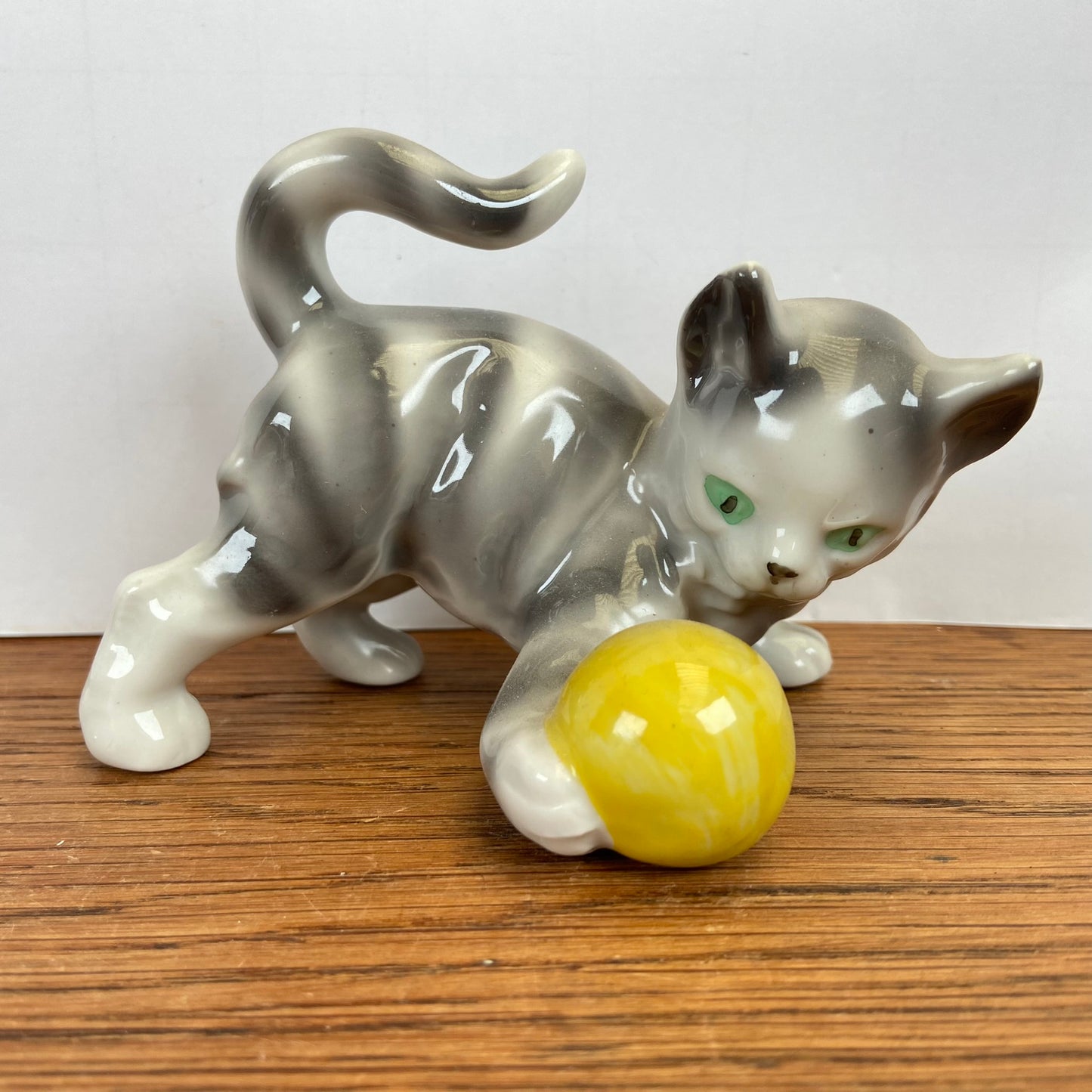 Vintage katten beeldjes met gele bal