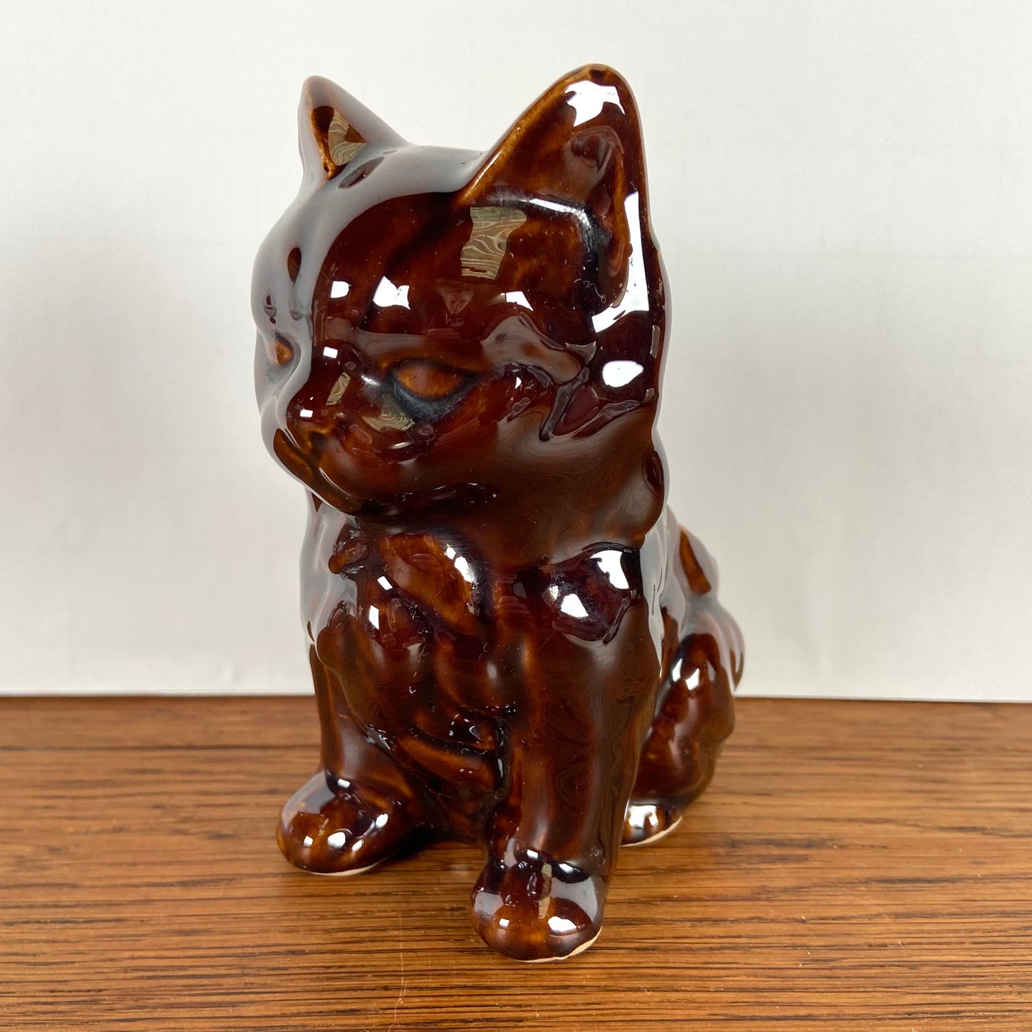 Vintage bloempot kat bruin