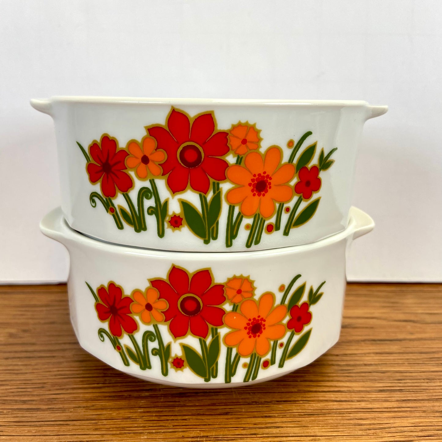 Vintage soepkommen met bloemen