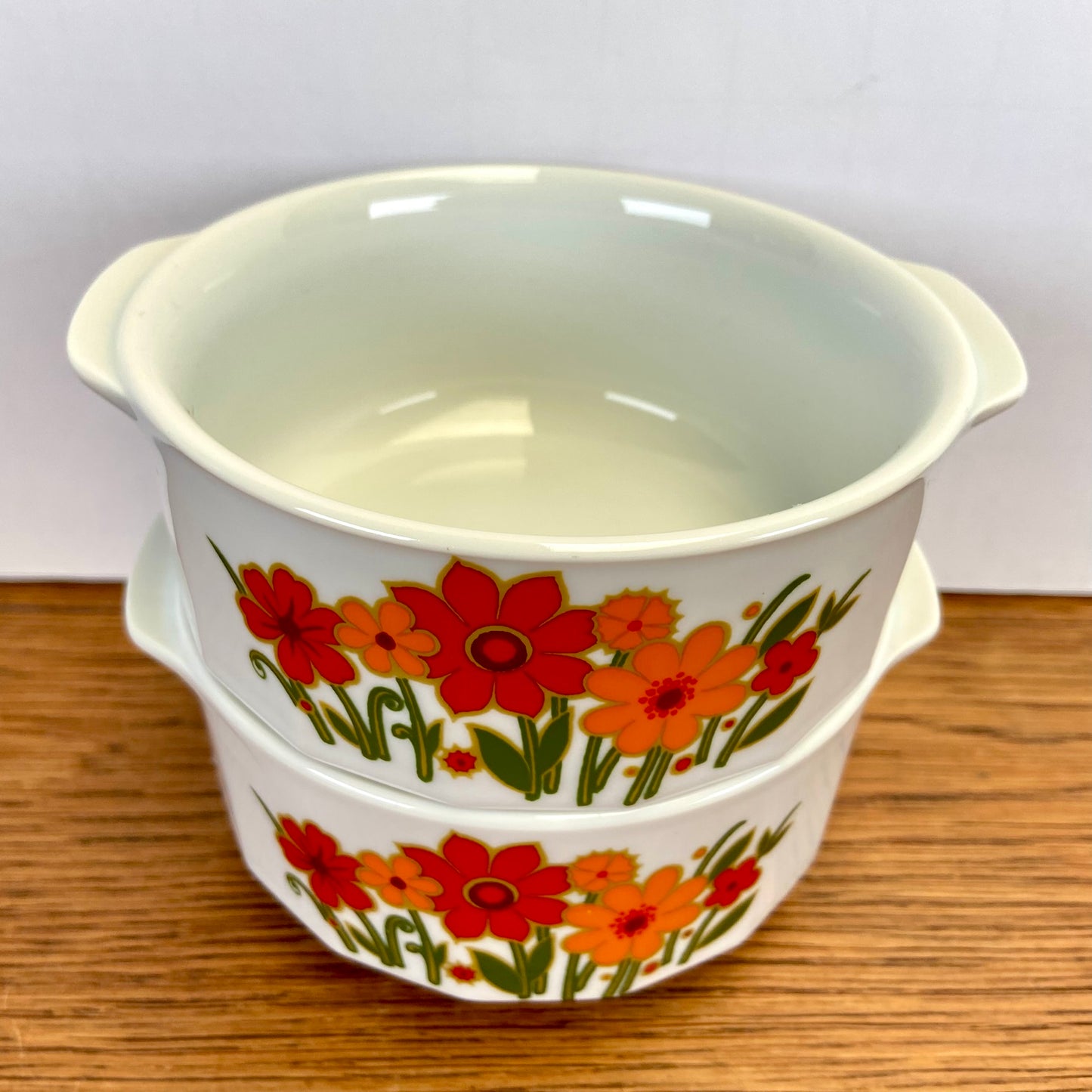 Vintage soepkommen met bloemen
