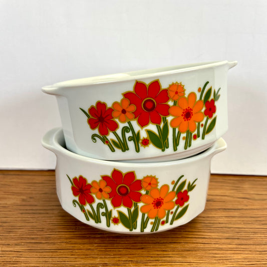 Vintage soepkommen met bloemen