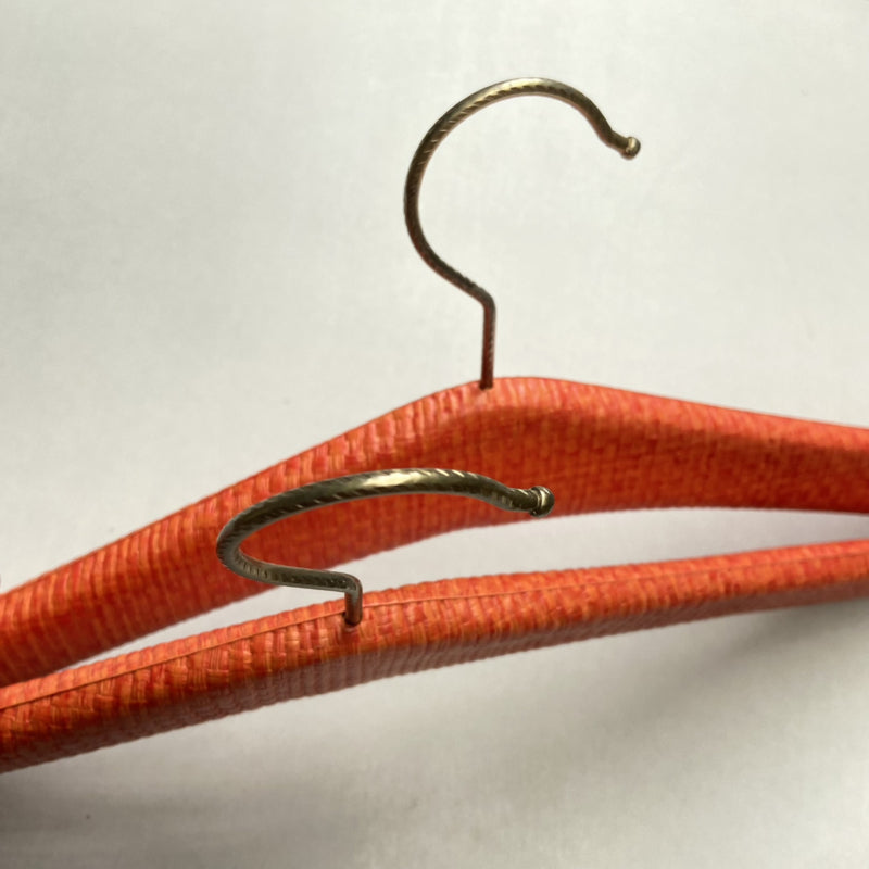 Vintage kledinghangers oranje