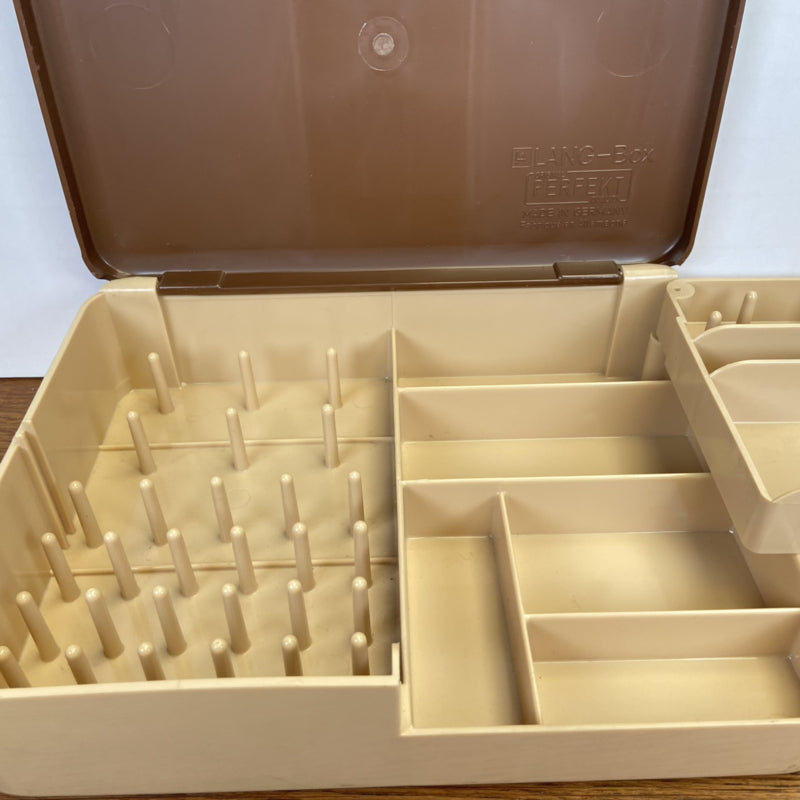Kleine vintage bruine naaibox curver