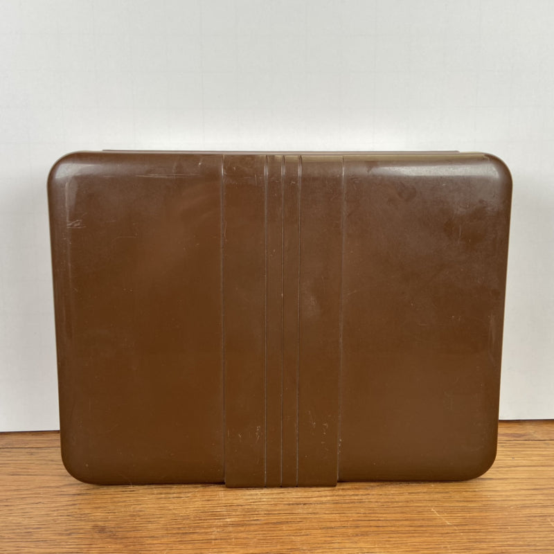 Kleine vintage bruine naaibox curver