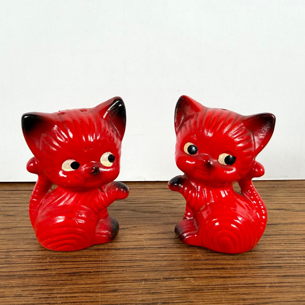 Vintage peper- en zout stel rode katjes