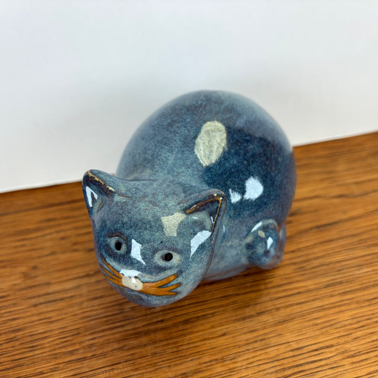 Vintage blauw geglazuurde keramieken kat