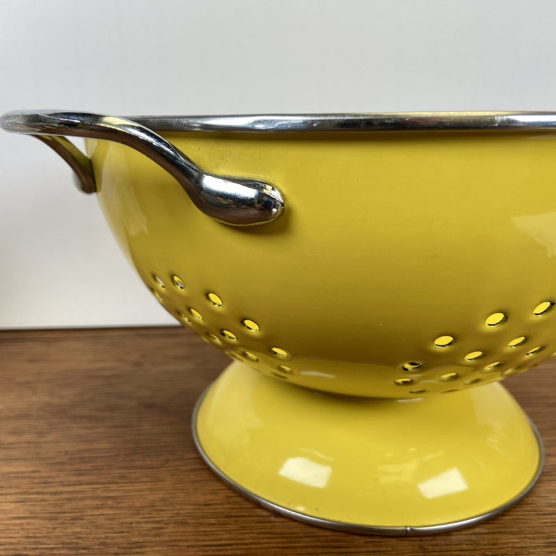 Geel emaille vergiet