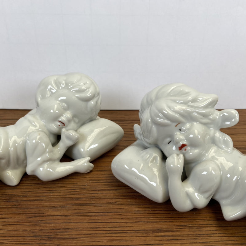 Beeldjes slapende kindjes