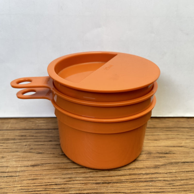 Oranje tupperware maatjes