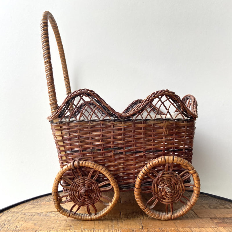 Rieten bloempot wandelwagen