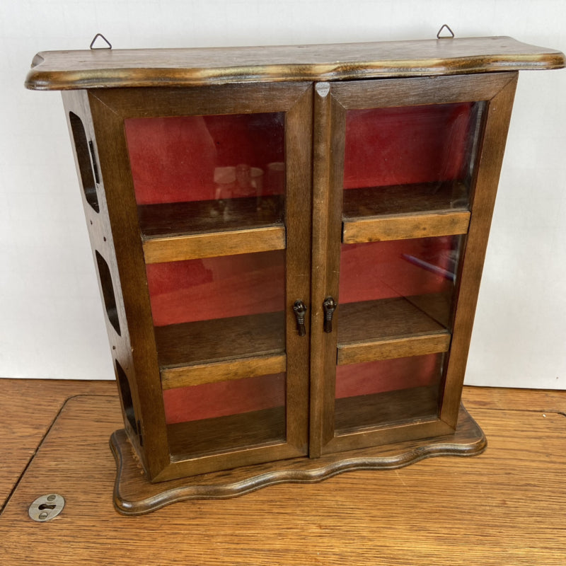 Houten vitrinekastje