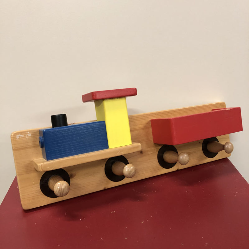 Houten kinderkapstok trein