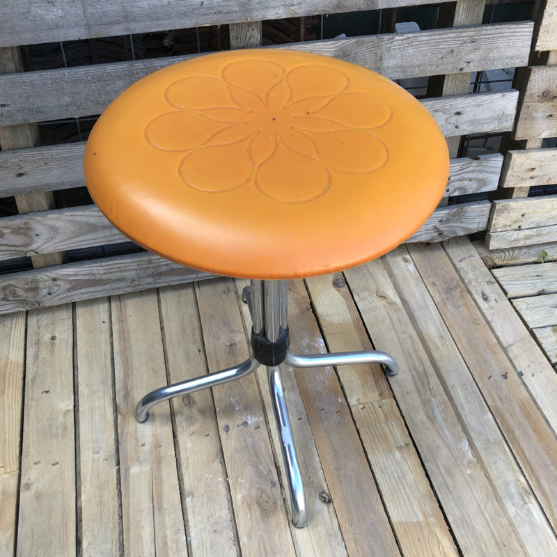 Vintage oranje krukje
