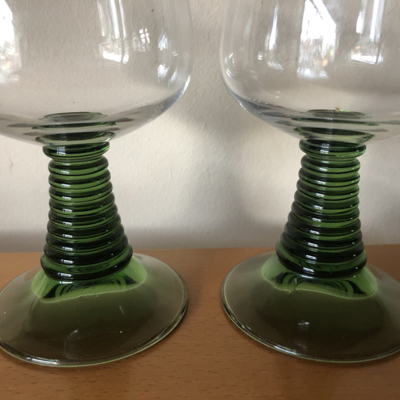Groene wijnglazen met ribbel