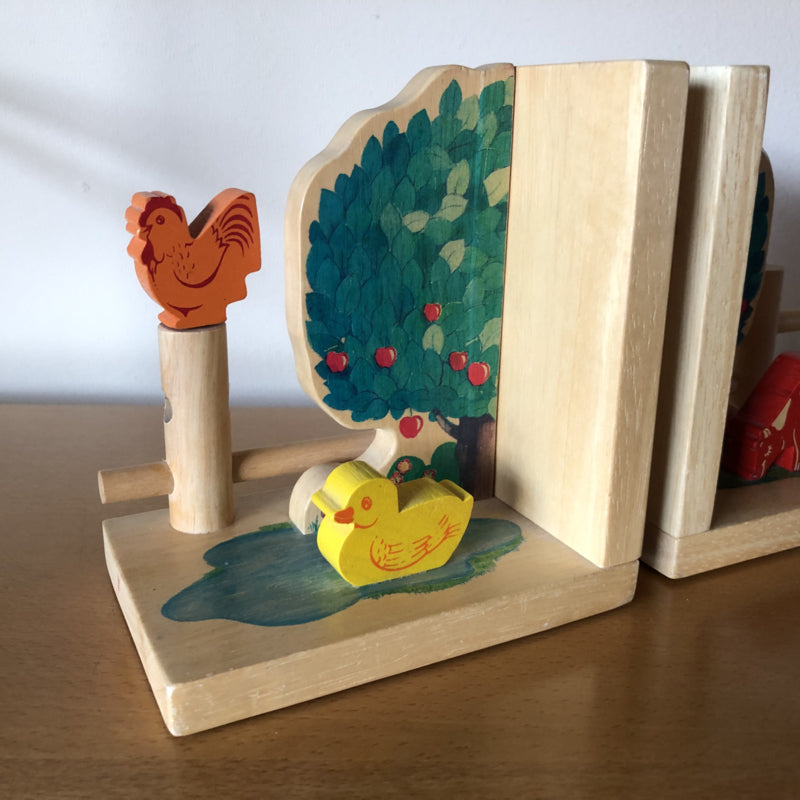 Houten boekensteunen boerderij