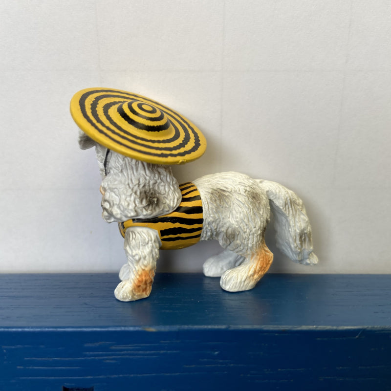 hondje met hoed