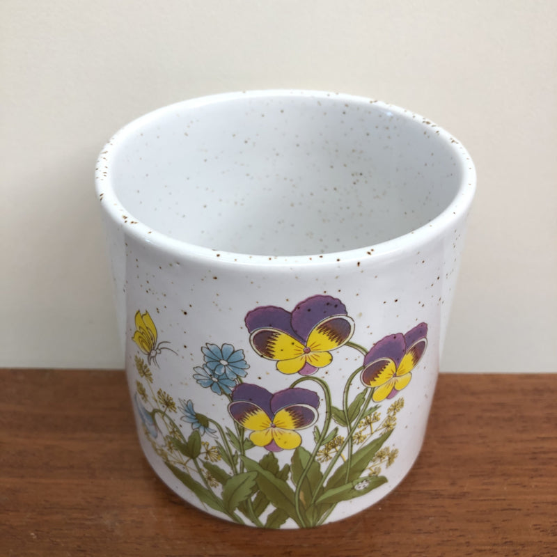 Vintage bloempot met viooltjes