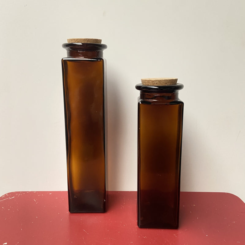 Vierkante apothekers flessen met kurk