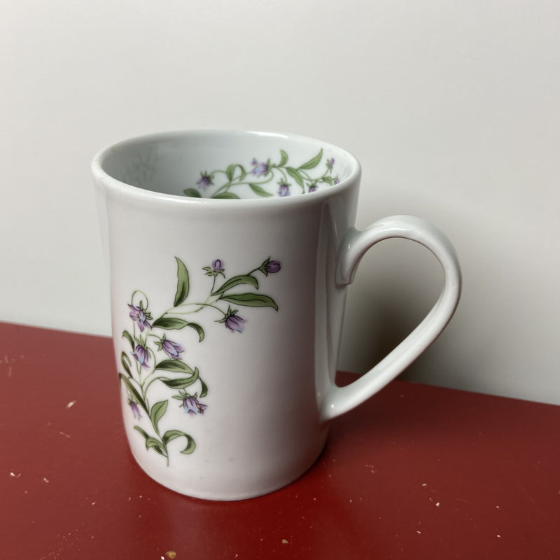 Mok paarse bloemen