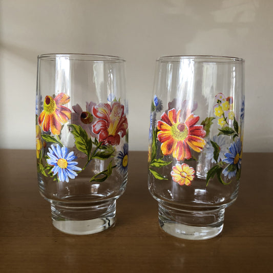 2 vintage glazen met bloemen