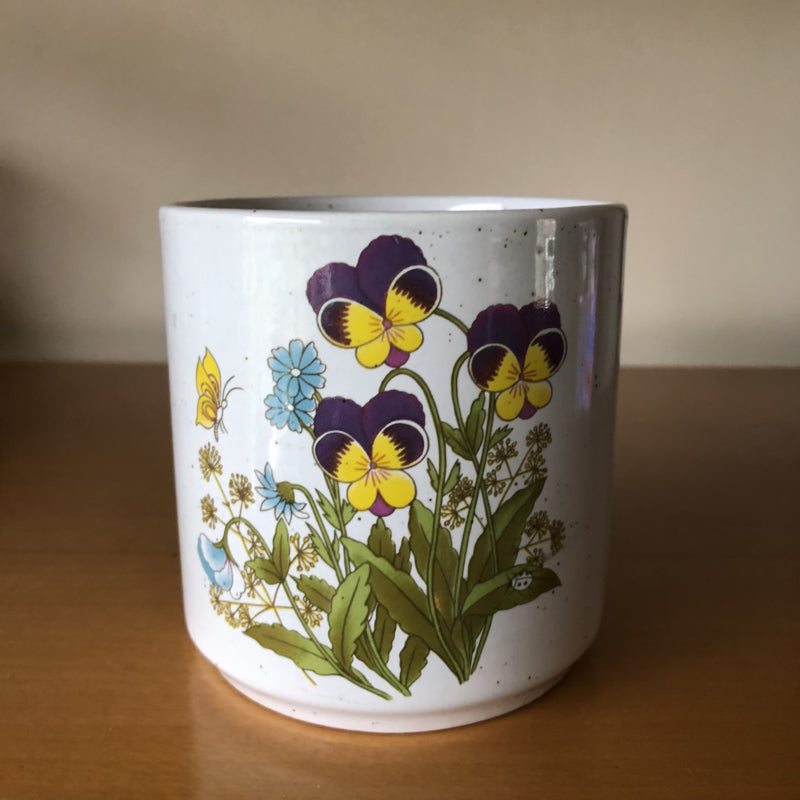 Vintage bloempot met viooltjes
