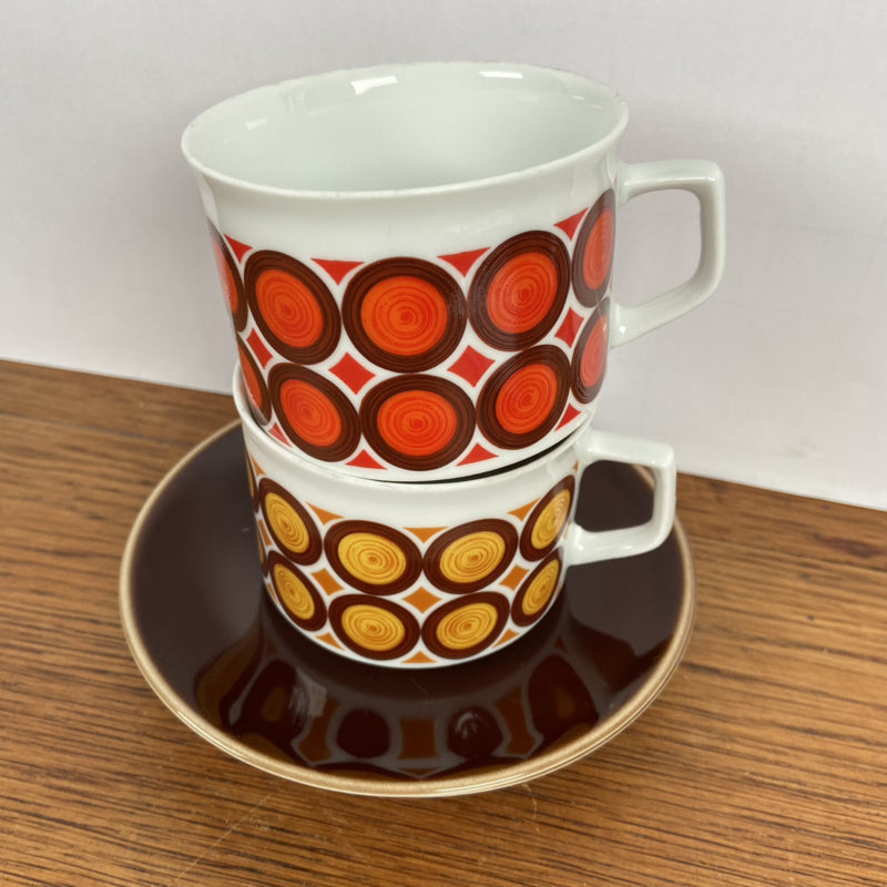 Vintage kop en schotels rood geel