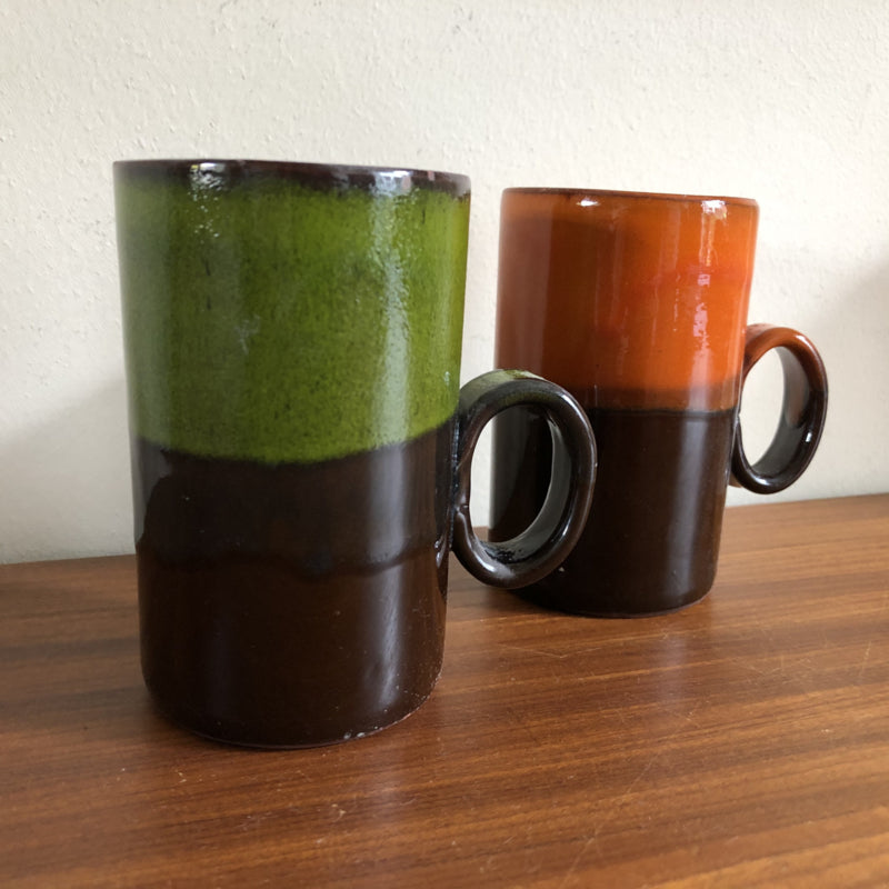 Vintage oranje en groene mokken