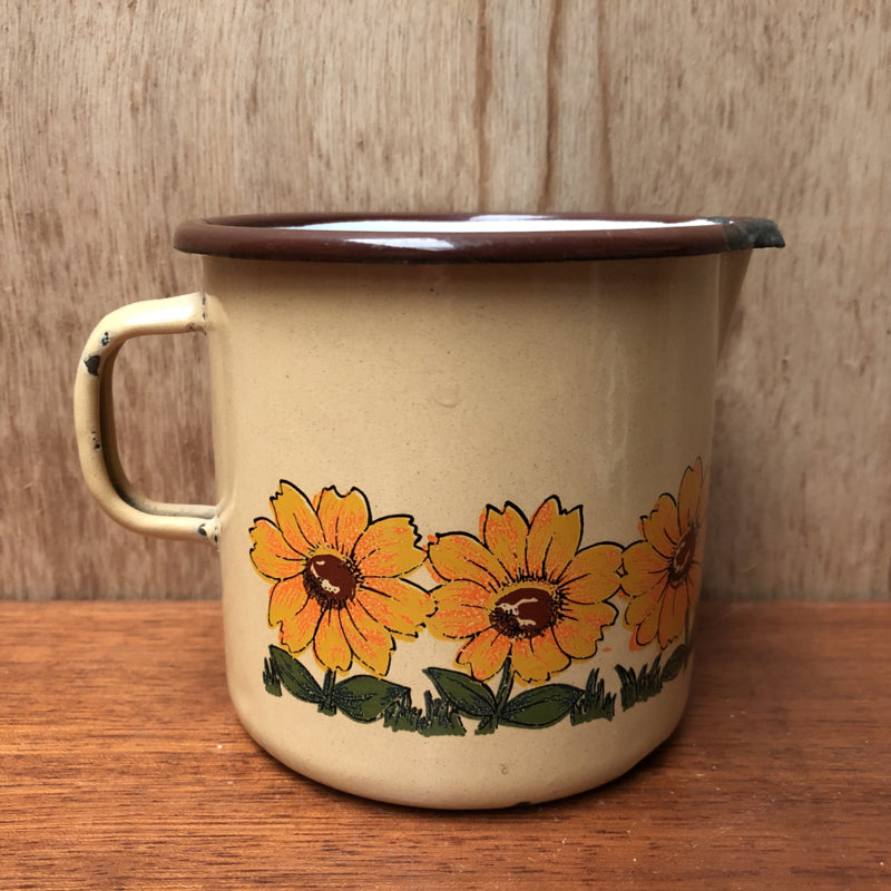 Emaille melkkan met oranje bloemen