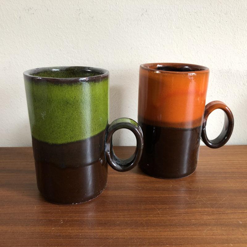 Vintage oranje en groene mokken