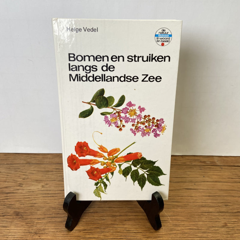 Boven en struiken langs de Middellanse Zee
