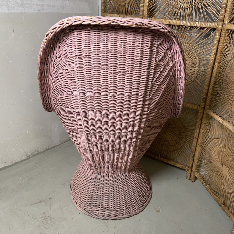 Vintage rieten roze stoel