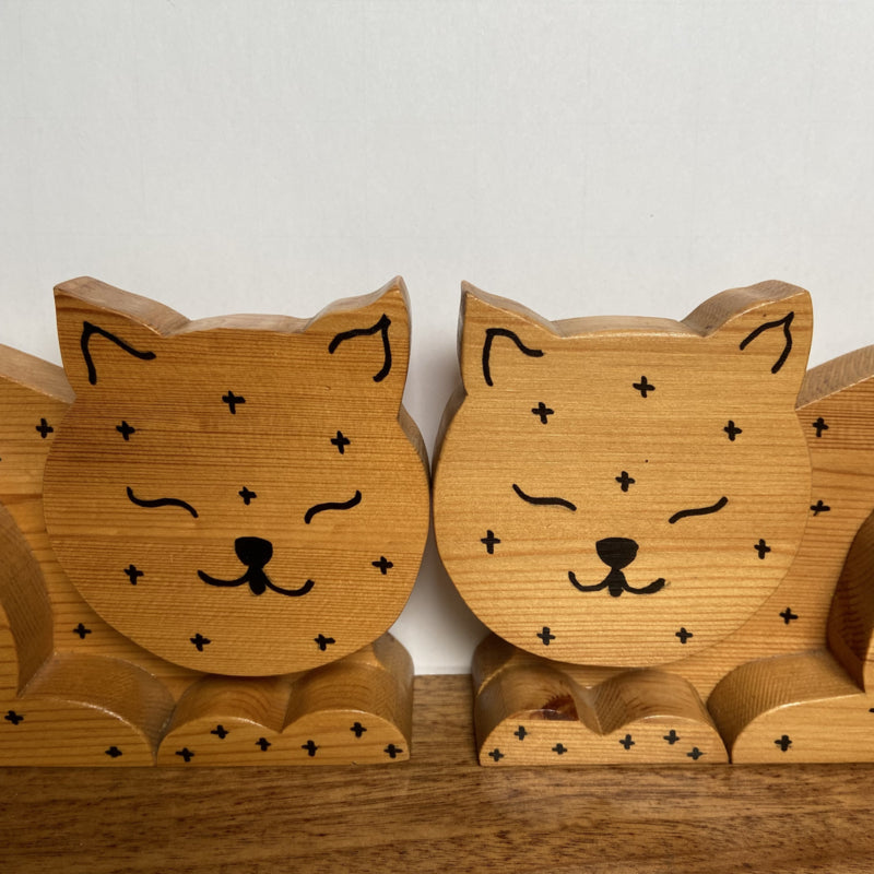 2 houten katten