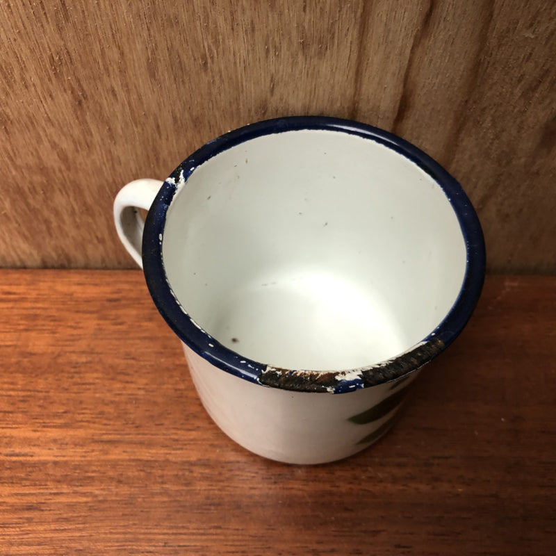 Witte emaille beker met bloem