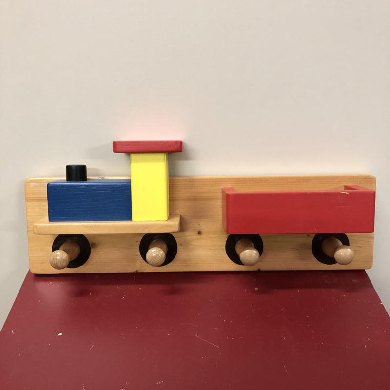 Houten kinderkapstok trein