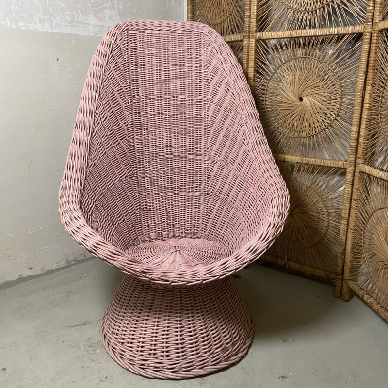 Vintage rieten roze stoel
