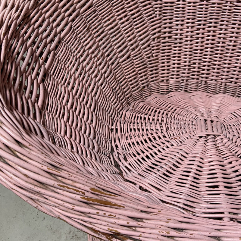 Vintage rieten roze stoel