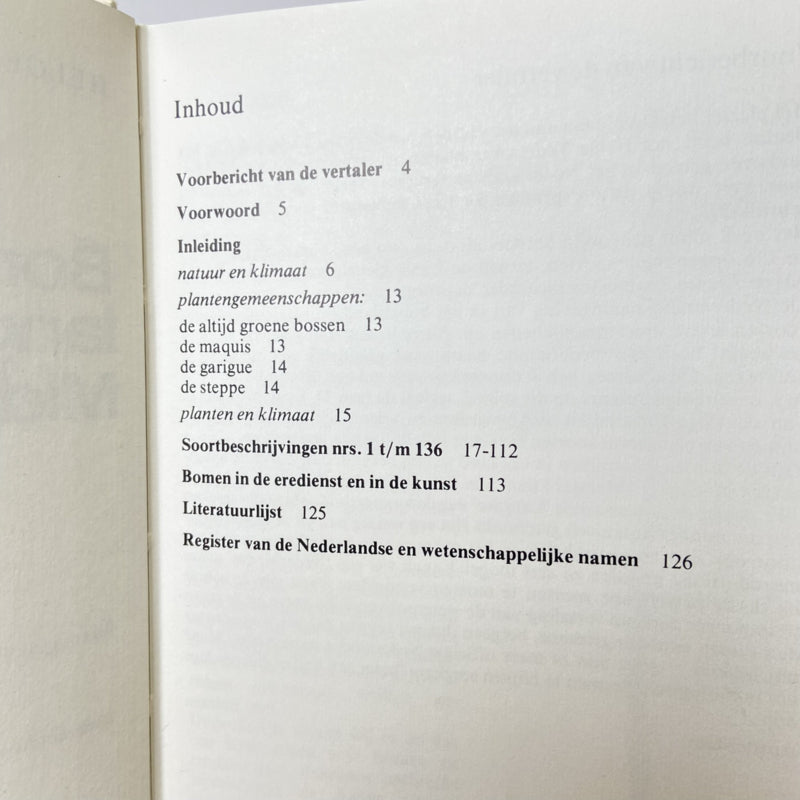 Boven en struiken langs de Middellanse Zee