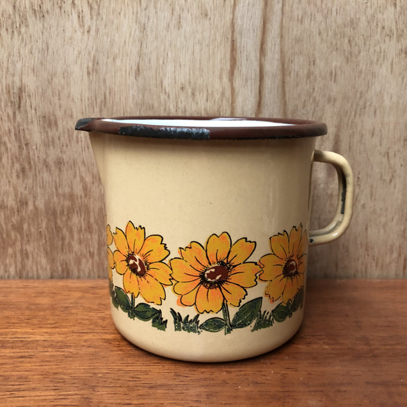 Emaille melkkan met oranje bloemen