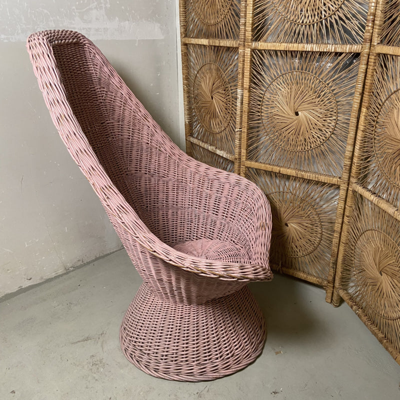 Vintage rieten roze stoel