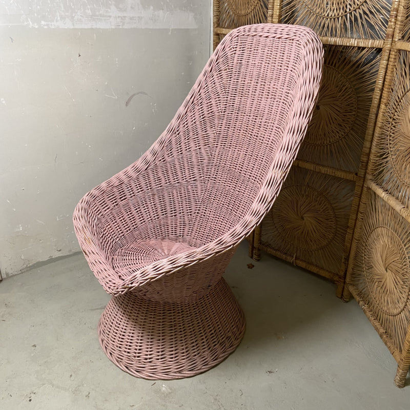 Vintage rieten roze stoel