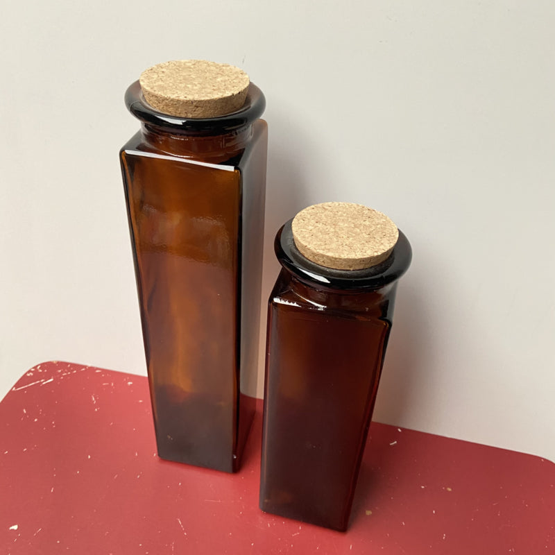 Vierkante apothekers flessen met kurk