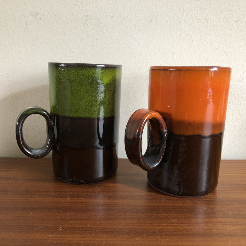 Vintage oranje en groene mokken