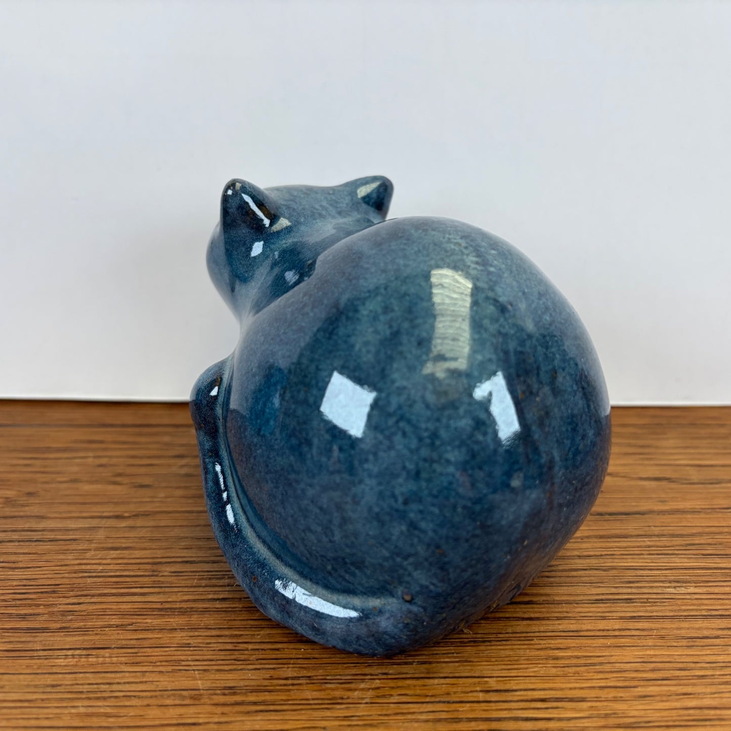Vintage blauw geglazuurde keramieken kat